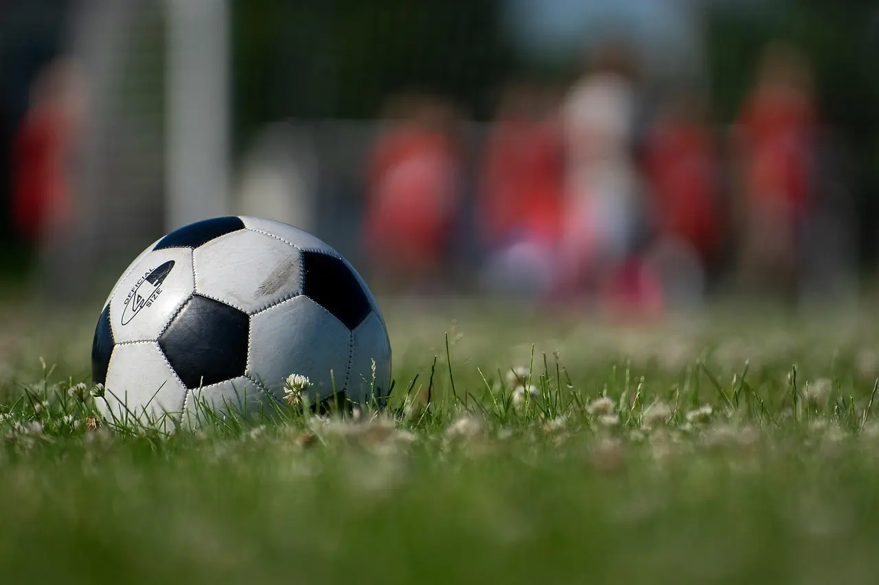 Sene scoringer, et rødt kort og masser af nuancer – 1. Division 2025/26, runde 12