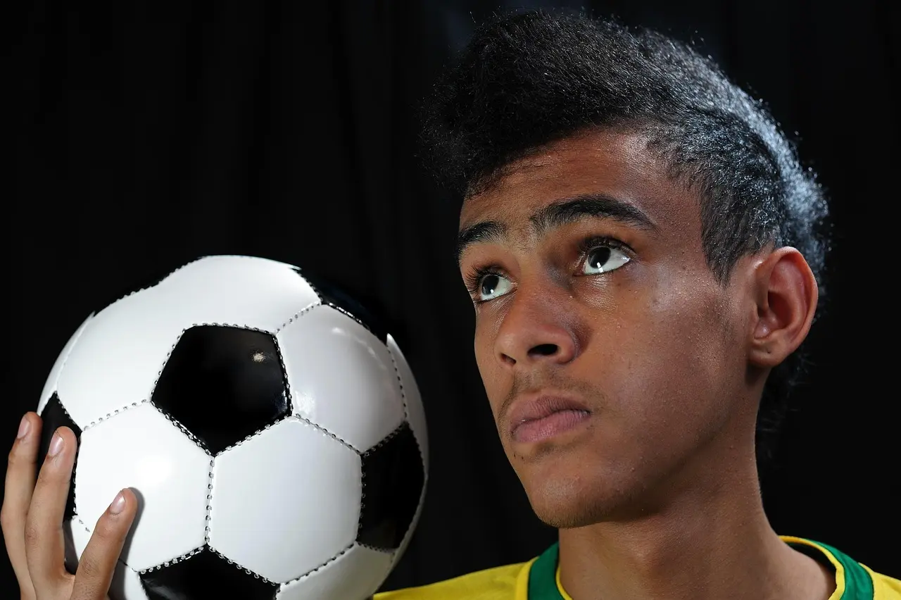 Ung mand holder en fodbold