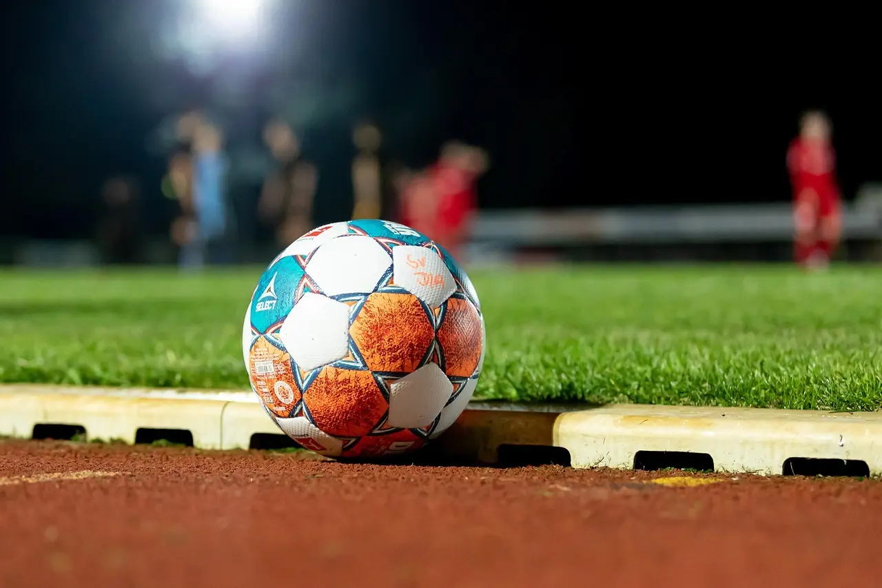 Sene scoringer, tætte opgør og en bemærkelsesværdig vending: Rundedyk i 2. Division 25/26 – runde 21